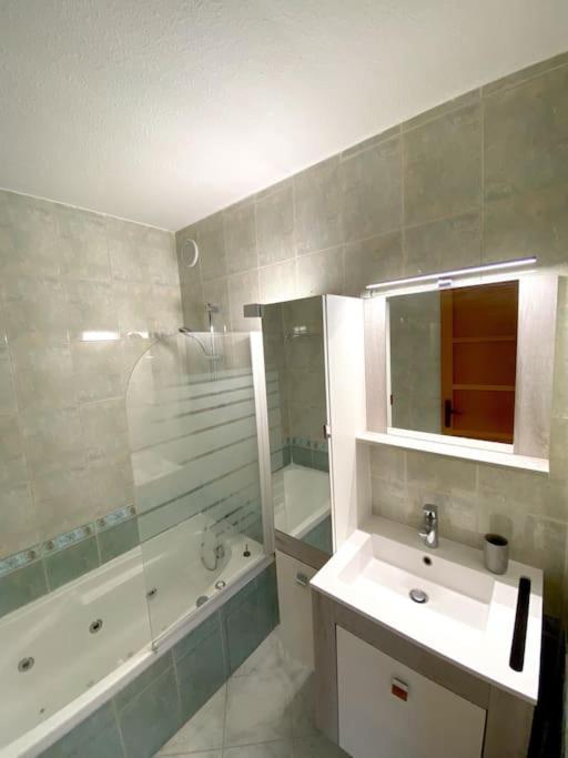 Appartement Spacieux 65M2, Avec Piscine Et Parking Fréjus Eksteriør bilde